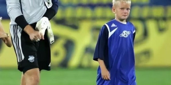 开云网站-23岁生日前，出身门将世家的他收到了足以毁掉职业生涯的“礼物”|金斯基|热刺|图多尔|欧冠|捷克_新浪体育_新浪新闻