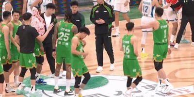 开云登录网址入口-轰33分还是惨败！硬汉也止不住落泪，粤迷评论区落井下石，太讽刺